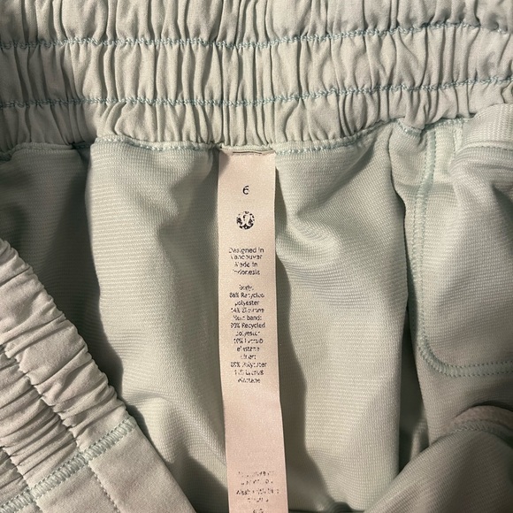 Lululemon hotty hot low rise lined short 4” - Picture 2 of 4